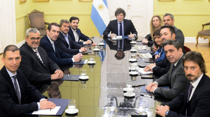 Arjol, Picat, Campero, Cervi y Tournier, sentados a la mesa presidencial. . Imagen: Prensa