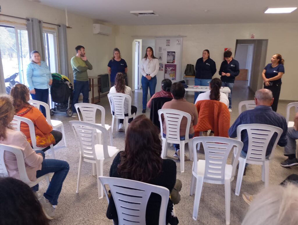 Navarro entregó 60 kits de semillas del programa “La Huerta en tu Hogar”