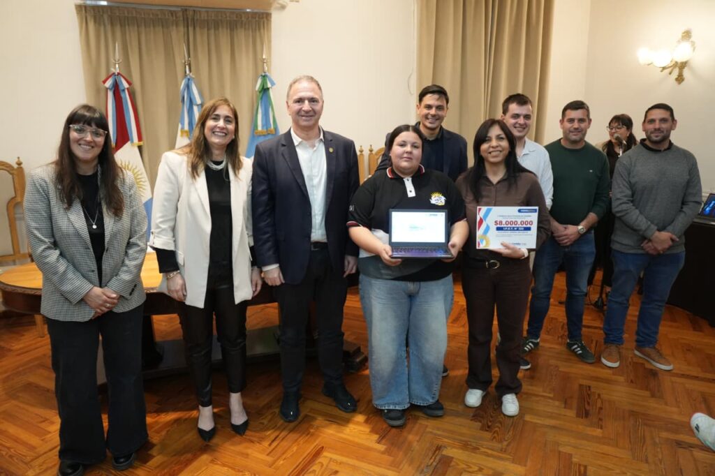 Fortalecen la enseñanza de inglés y tecnología con nuevos equipos